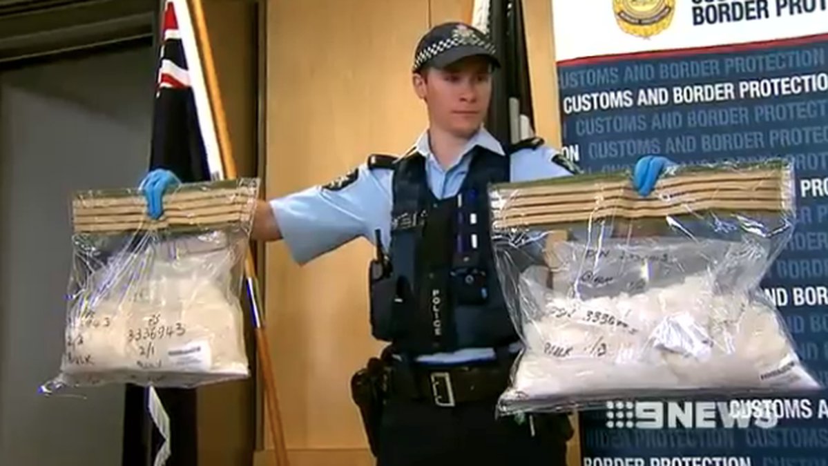 Polisen upptäckte att det låg metamfetamin i väskorna till ett värde av 42 miljoner kronor.